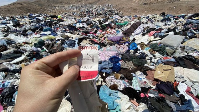 imagen Montañas de ropa en Atacama: investigan el basurero clandestino en el desierto de Chile