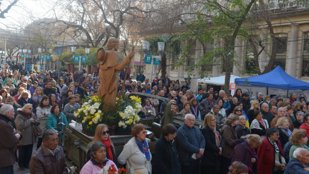 imagen Miles de fieles y turistas veneraron al Patrono Santiago