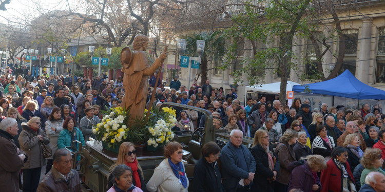 Miles de fieles y turistas veneraron al Patrono Santiago