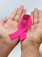Presentan una jornada de concientización contra el cáncer de mama y su detección temprana