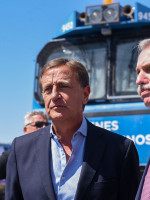 La llegada del tren a Mendoza volvió a unir para la foto a Fernández y Suarez