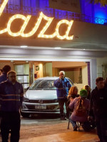 Un auto chocó contra el teatro Plaza de Godoy Cruz y dejó a varias personas heridas