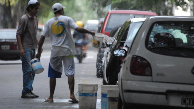 imagen Barrio Bombal: multas a quienes permitan que laven sus autos en la calle