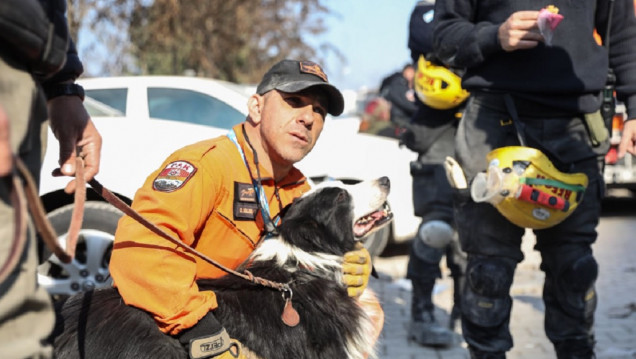 imagen Brigadistas de Argentina rescataron a tres personas con vida entre los escombros en Turquía
