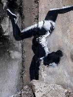 Una gimnasta entre los escombros de Ucrania, la denuncia de Banksy contra la guerra