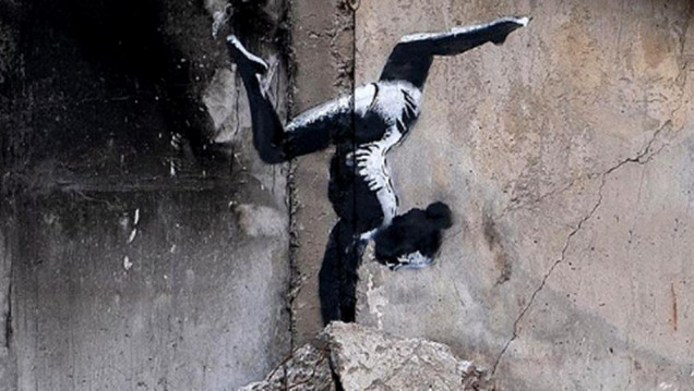 imagen Una gimnasta entre los escombros de Ucrania, la denuncia de Banksy contra la guerra