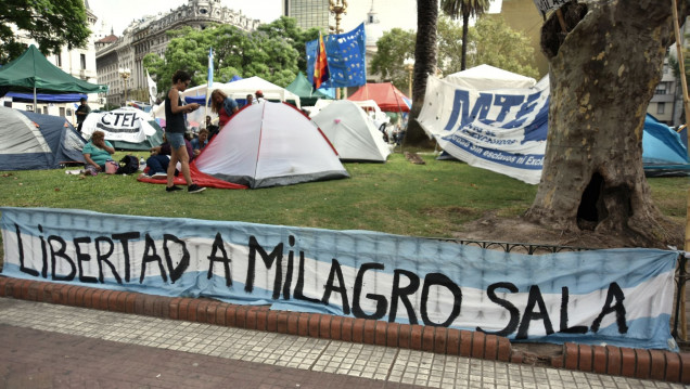 imagen Tupac Amaru levanta parte del acampe en Plaza de Mayo