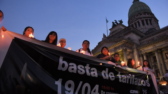 imagen Multitudinaria "Marcha de las velas" contra el tarifazo