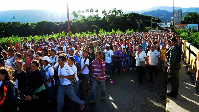 imagen Video: miles de venezolanos cruzan la frontera en busca de alimentos