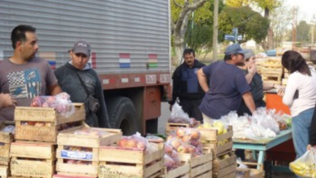 imagen Agricultures familiares de Mendoza realizan "Verduras para todos"