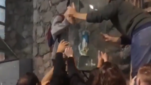 imagen Estudiantes quitaron una virgen de la Universidad Nacional de Córdoba