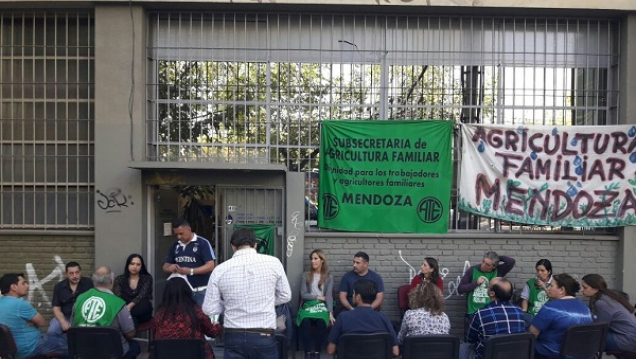 imagen Despedidos: Agroindustria también echó a trabajadores en Mendoza