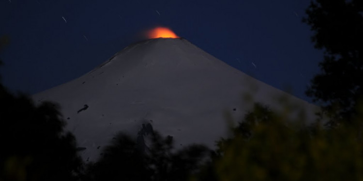 El volcán chileno Villarrica entró en erupción y hay 3300 evacuados