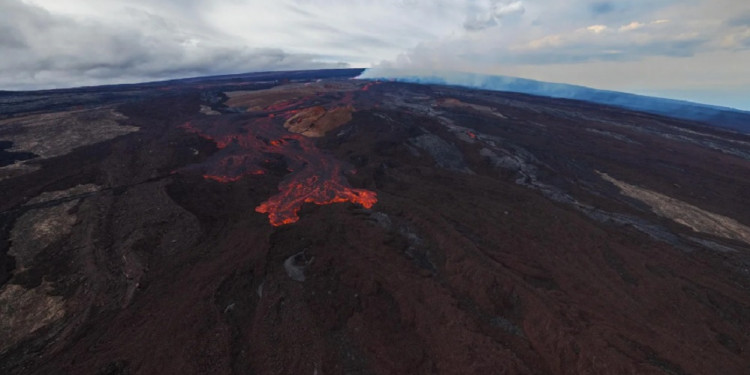 Mauna Loa, el volcán activo más grande del mundo, entró en erupción