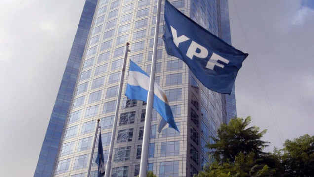 imagen Las ganancias de YPF se desplomaron casi en el 80 %